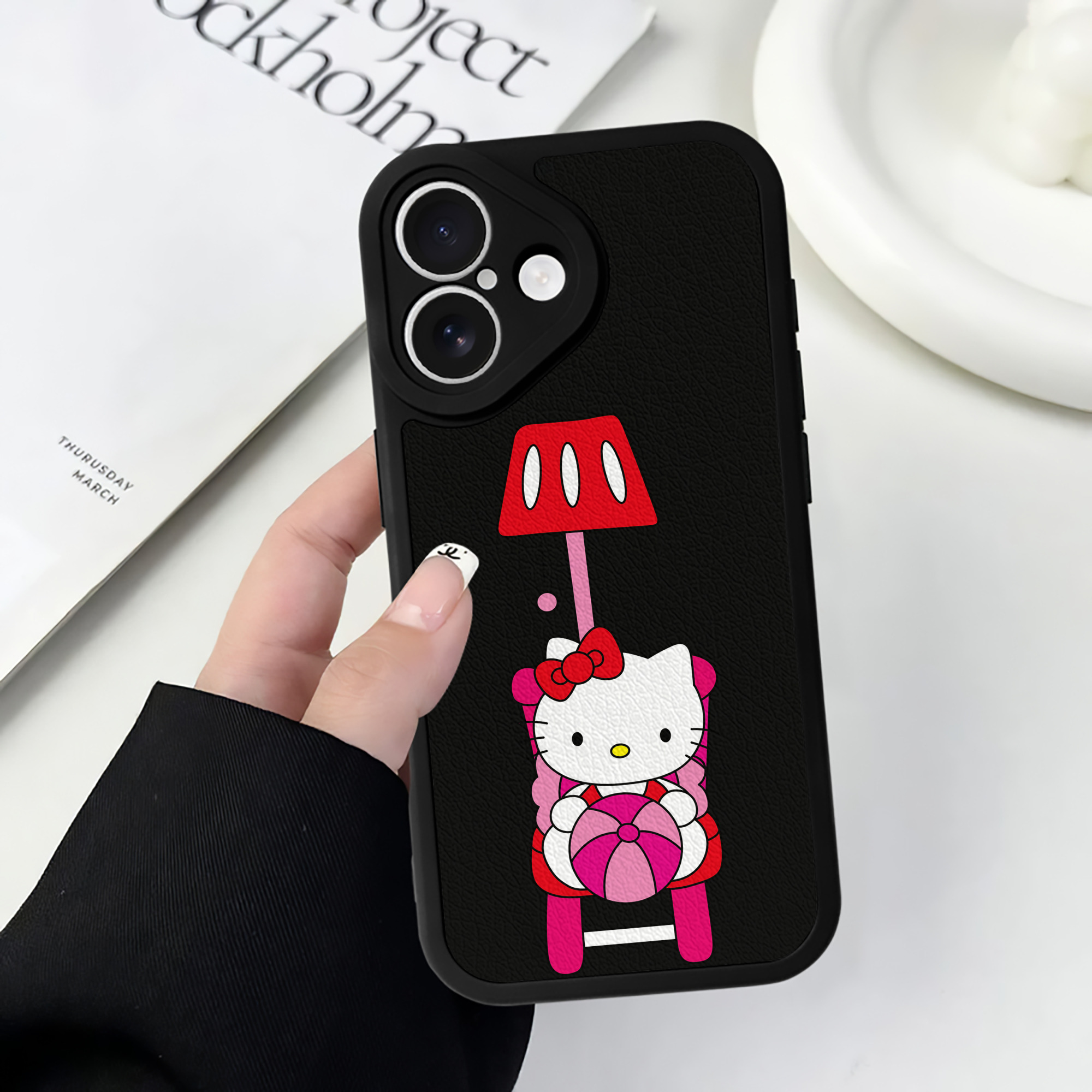 （画像用） Hello Kitty ハローキティ 【iPhone 16シリーズ対応】シリコンスマホケース（レザー調） 材質：シリコン